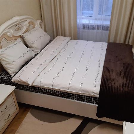 Двокімнатна Appartement Shepetivka Buitenkant foto